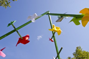 çeşitli renkli kağıt yel değirmenleri
