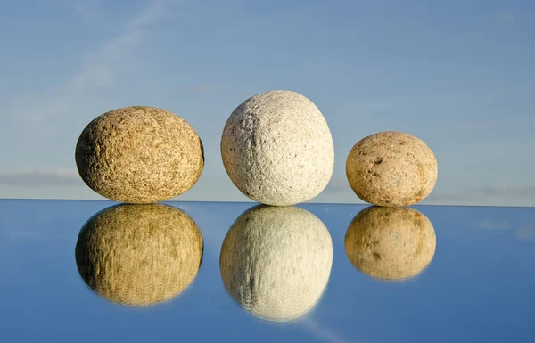 镜像上的三个天然石头 — 图库照片