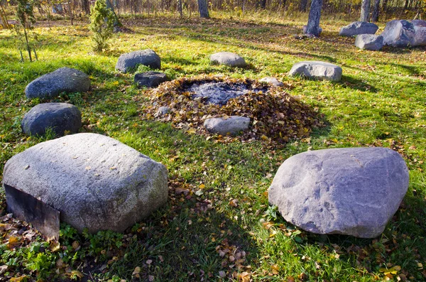 Камин осенью с камнями — стоковое фото