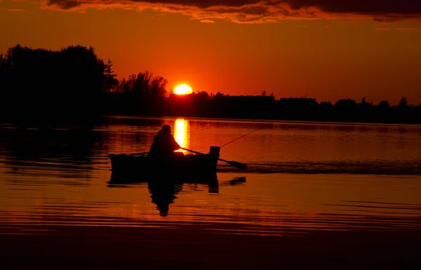 Belo pôr do sol no lago e barco — Fotografia de Stock