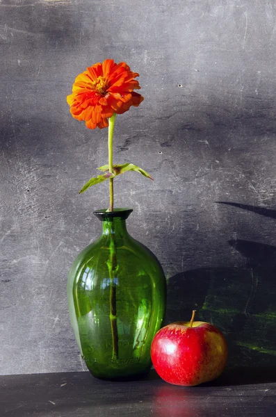 Зеленая ваза и красное яблоко — стоковое фото