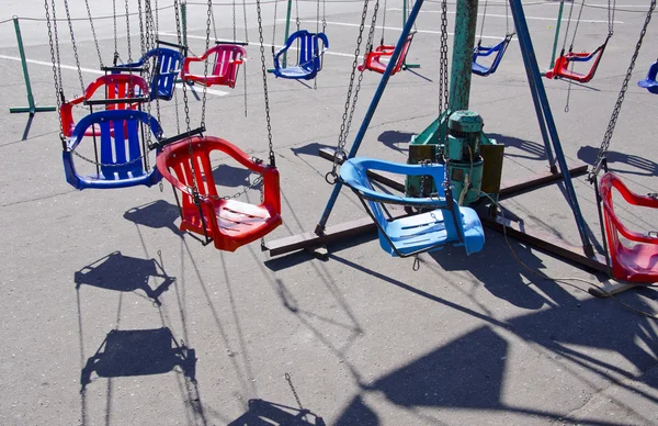 Chaises de carrousel colorées sur la place — Photo