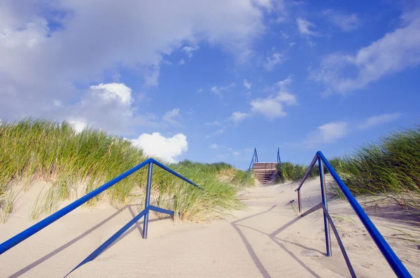 Escalier de plage de mer avec sable — Photo