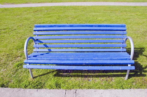 蓝色座位在草地上 — 图库照片
