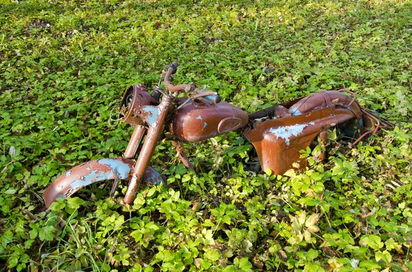 Old and broken motorcycle in the grass — Stock Photo, Image