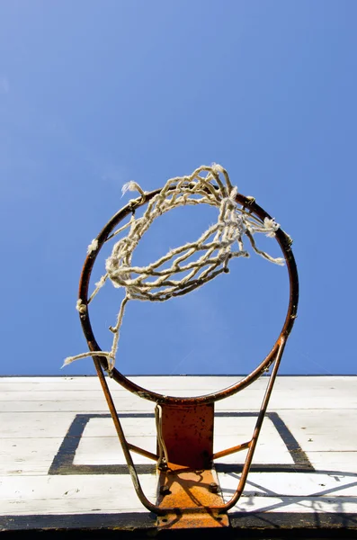 Баскетбольные носилки и небо — стоковое фото