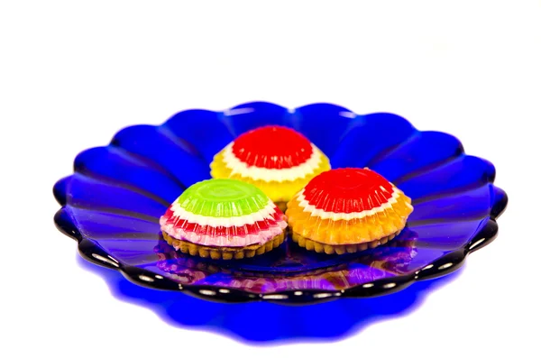 Kekse in blauem Teller auf weißem — Stockfoto