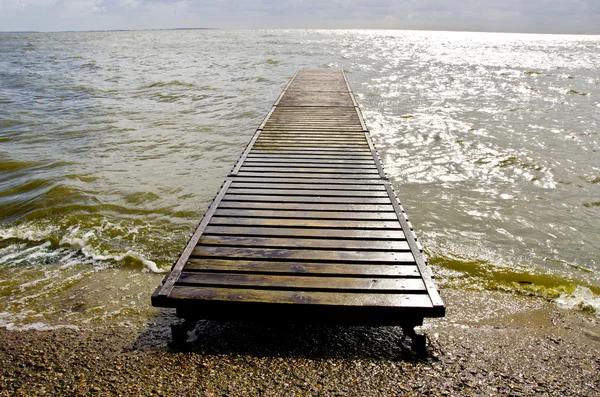 海の小さな木製の桟橋 — ストック写真
