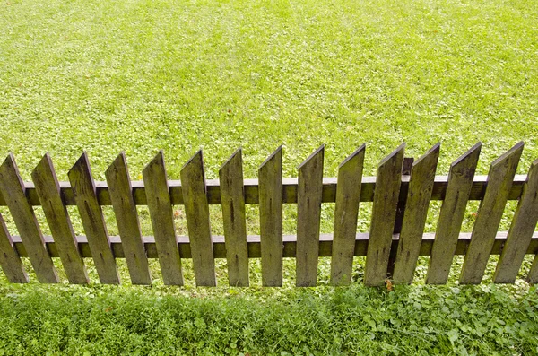 Ξύλινο φράχτη και πράσινο γρασίδι — Φωτογραφία Αρχείου