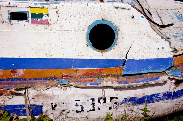Старый и потрескавшийся фрагмент яхты — стоковое фото