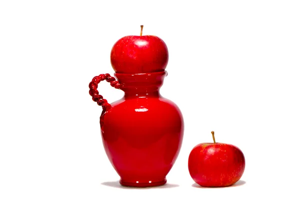 Két alma és piros kancsó-fehér — Stock Fotó