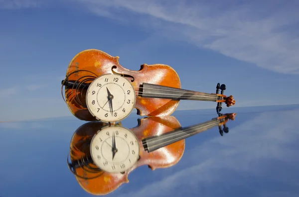 Стара скрипка і годинник — стокове фото