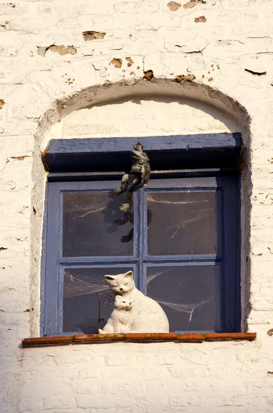 Velha janela da cidade com gatos brinquedo — Fotografia de Stock