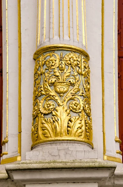 Fragmento de coluna ornamental — Fotografia de Stock