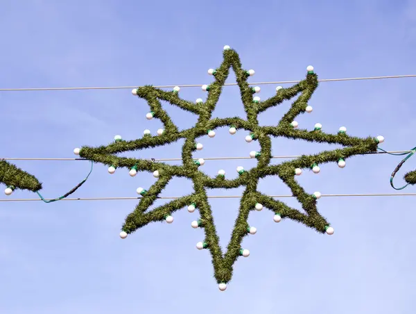 電球と緑のクリスマスの星 — ストック写真