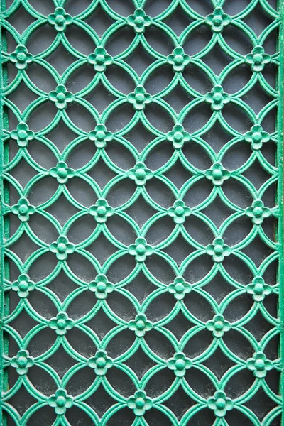 Ornamental porta verde treliça — Fotografia de Stock