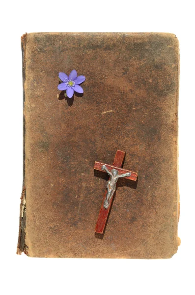 Изолированная старая библейская обложка — стоковое фото
