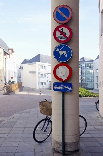 Fahrrad auf der Straße und Schilder — Stockfoto