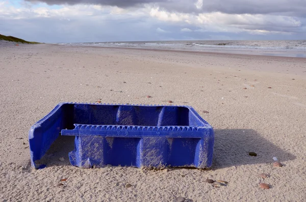 Blauwe doos na storm op zee strand — Stockfoto