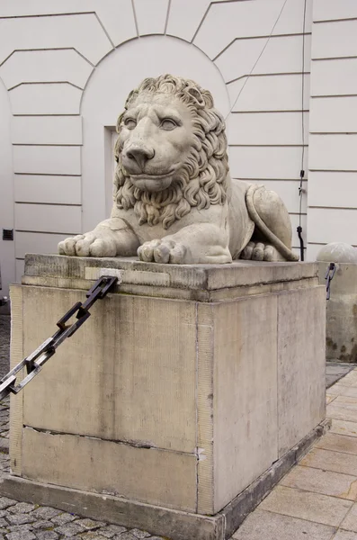 Socha lva na starém městě — Stock fotografie