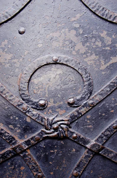 Fragmento histórico de porta metálica — Fotografia de Stock