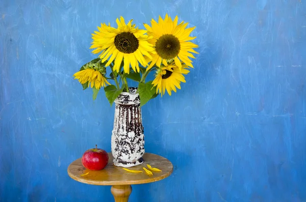 Still-life with sunflowers and apple — Stock Photo, Image