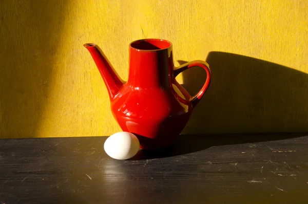 Kırmızı sürahi ve yumurta ile natürmort — Stok fotoğraf