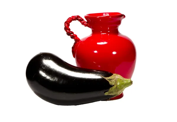 Geïsoleerde rode kruik en aubergine — Stockfoto