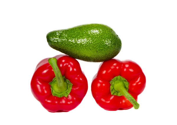 Απομονωμένες αβοκάντο πράσινο και δύο πιπεριές — Φωτογραφία Αρχείου