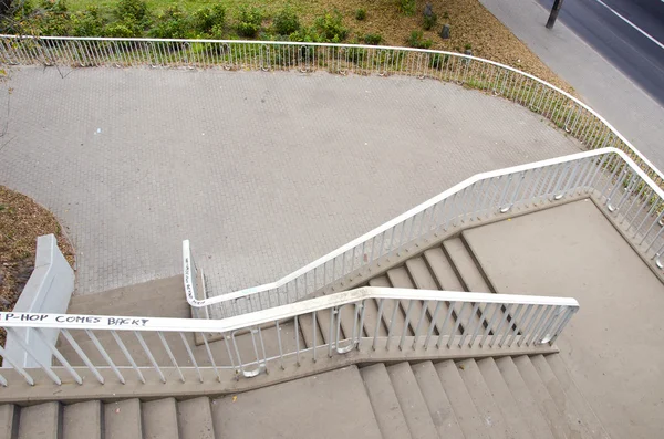 高架レールと白階段 — ストック写真