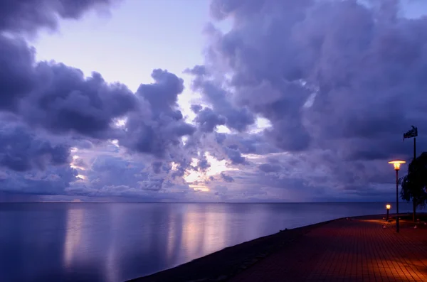 Früher Sonnenaufgang in der Meeresbucht — Stockfoto