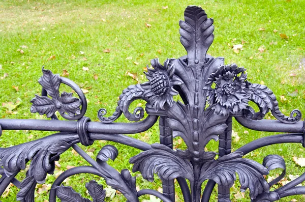 Оригінальний металевий паркан фрагмент — стокове фото