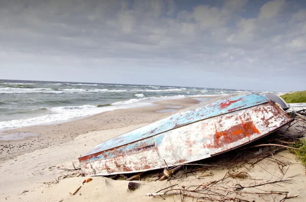 Rezavé lodě na moři pláž písek — Stock fotografie
