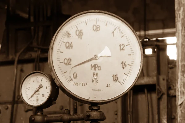 Medidores de pressão industriais vintage — Fotografia de Stock