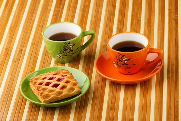 Tee mit Blätterteig auf dem Tisch — Stockfoto