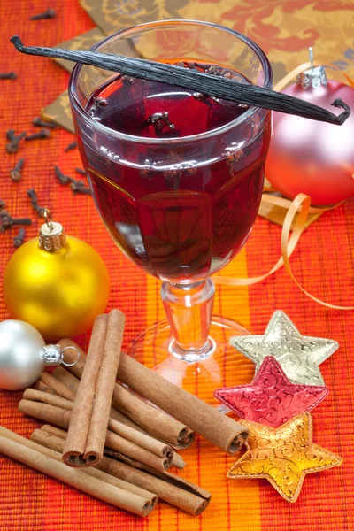 Glas Glühwein mit Vanille, Zimt. Weihnachtsarrangement. — Stockfoto