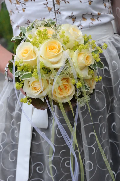 Mazzo da sposa di rose gialle — Foto Stock