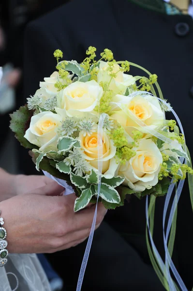 Весільний букет з жовтих троянд — стокове фото