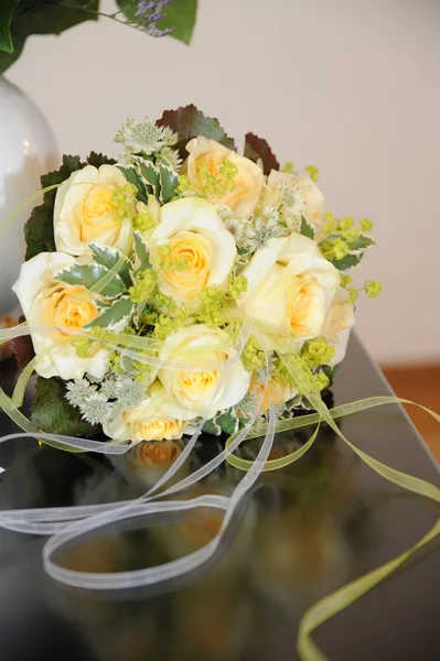 Весільний букет з жовтих троянд — стокове фото