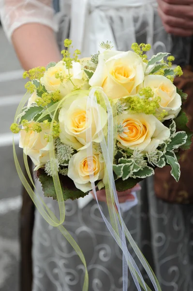Bouquet de roses jaunes pour mariée — Photo