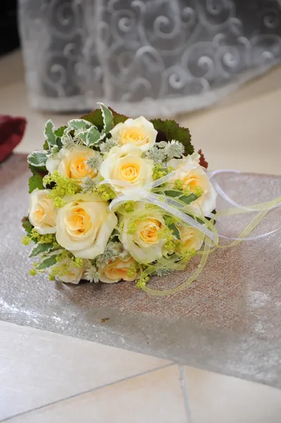 Свадебный букет из желтых роз — стоковое фото