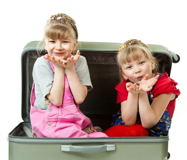 Little sisters és egy bőrönd — Stock Fotó