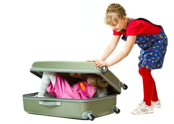 Маленькие сестры и чемодан — стоковое фото