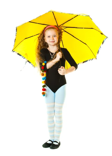 Een meisje spelen met een paraplu — Stockfoto