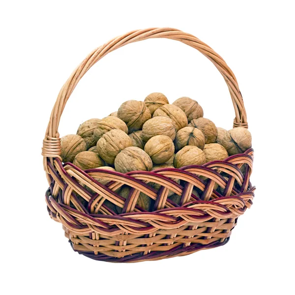 Плетений кошик з волоськими горіхами — стокове фото