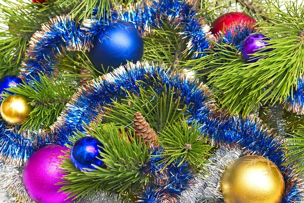 Ramo di pino con decorazioni natalizie sullo sfondo — Foto Stock