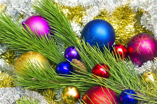 Branche de pin avec décorations de Noël en arrière-plan — Photo