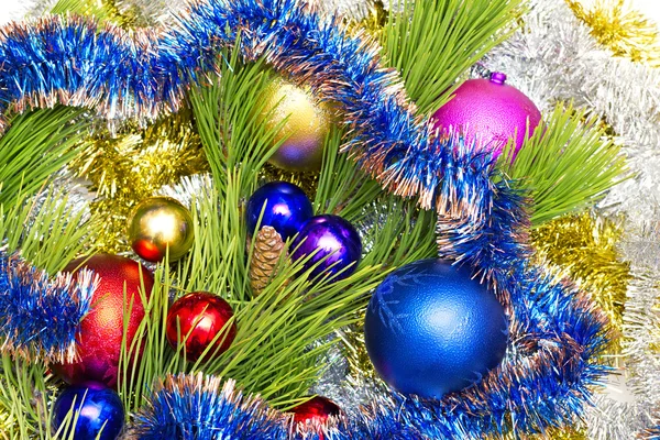 Rama de pino con decoraciones navideñas en el fondo — Foto de Stock