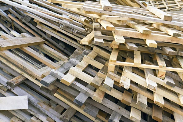 Сваленные в кучу деревянных поддонов — стоковое фото