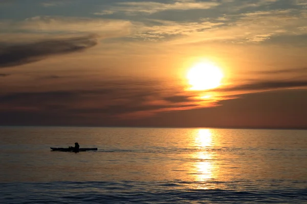 stock image Naviguer au coucher de soleil